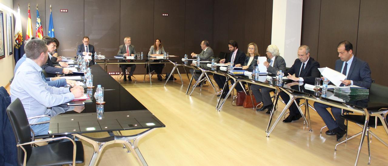 Imagen de archivo de una reunión del consejo de administracion del puerto