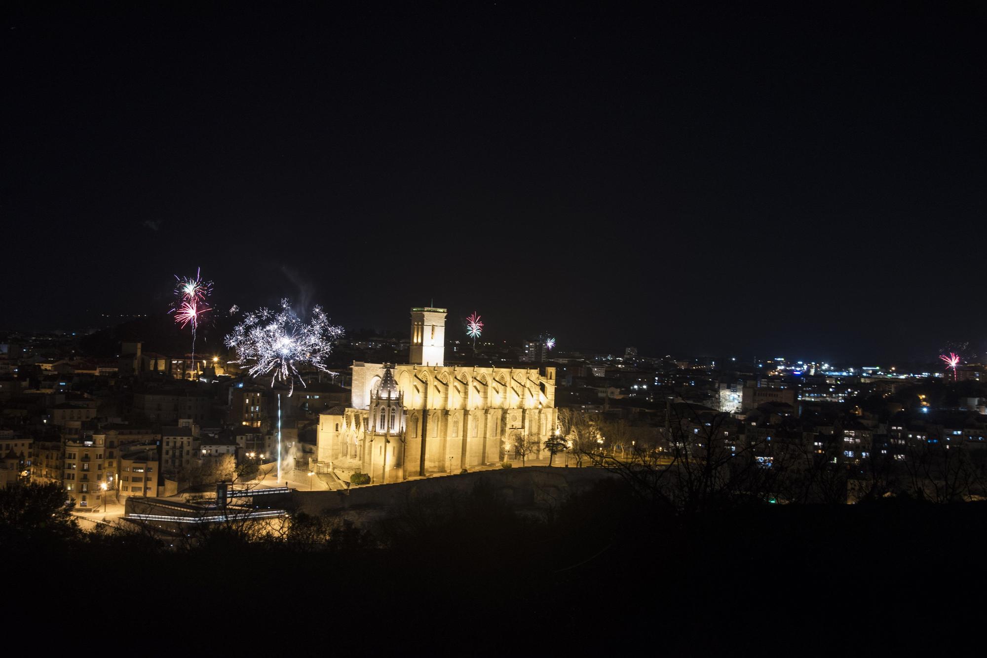 Dotze castells de focs tanquen la Llum 2022