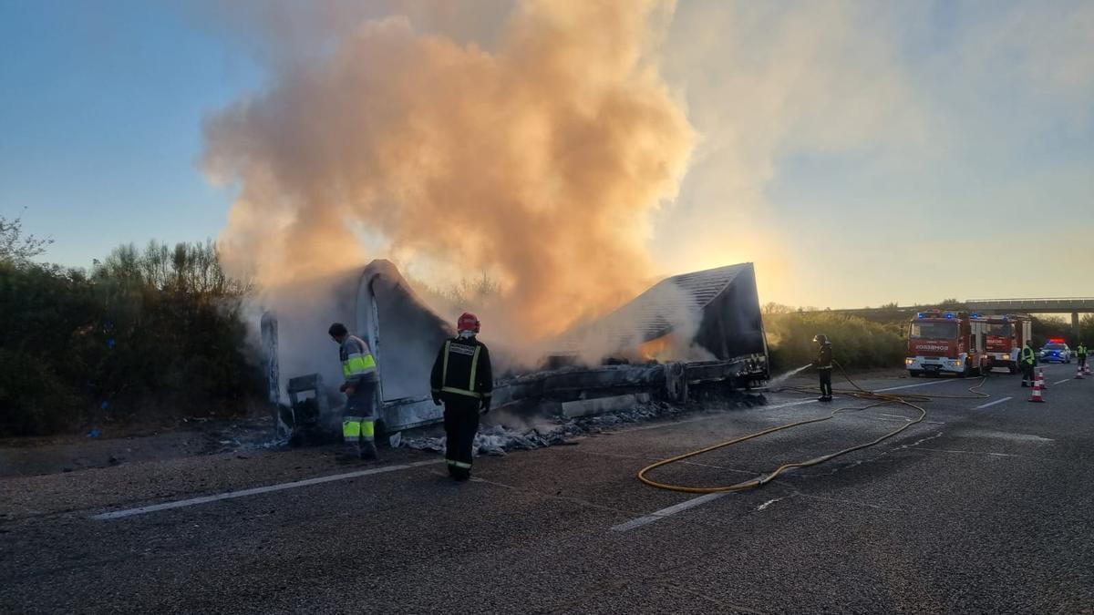 Remolque incendiado en la A-52