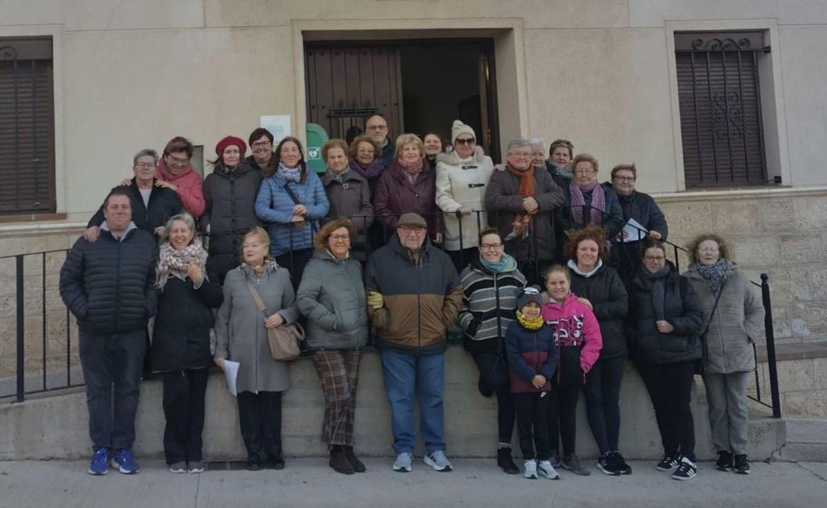 Los vecinos se concentraron frente al consistorio.