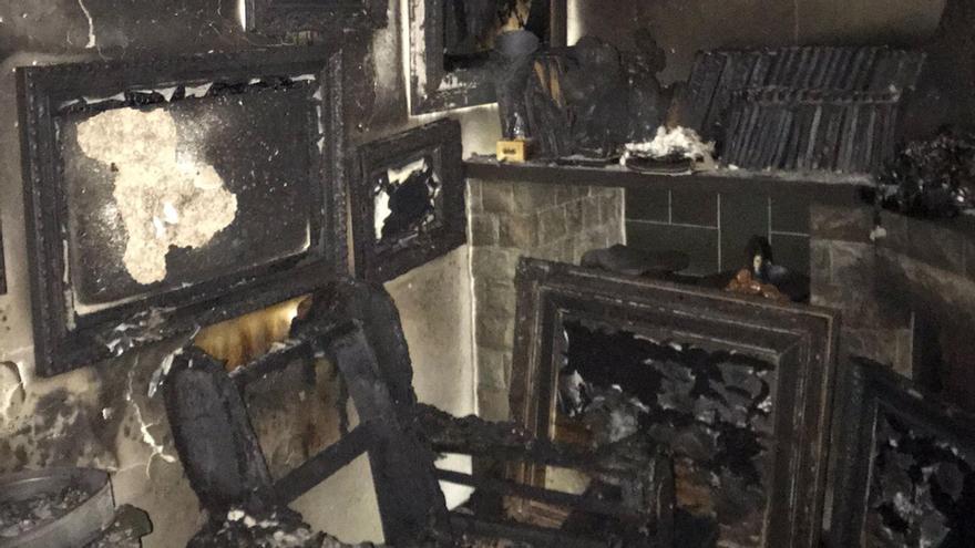 La casa incendiada després que uns lladres hi calessin foc abans de fugir amb mobles i quadres valorats en 200.000 euros