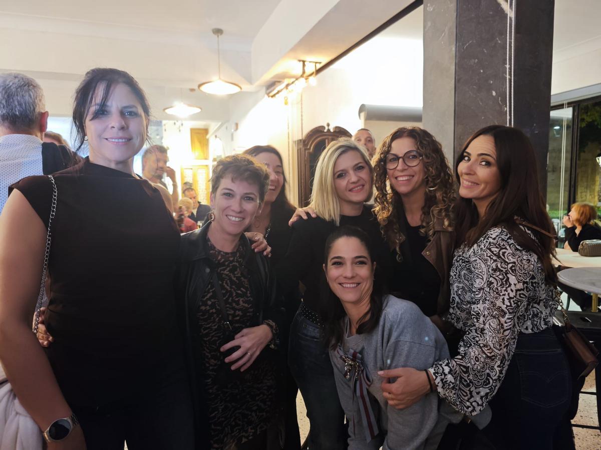 Cati Millán y su grupo de amigas disfrutan den tardeo del Dimecres Bo en el recién inaugurado bar Bodegas Salas.