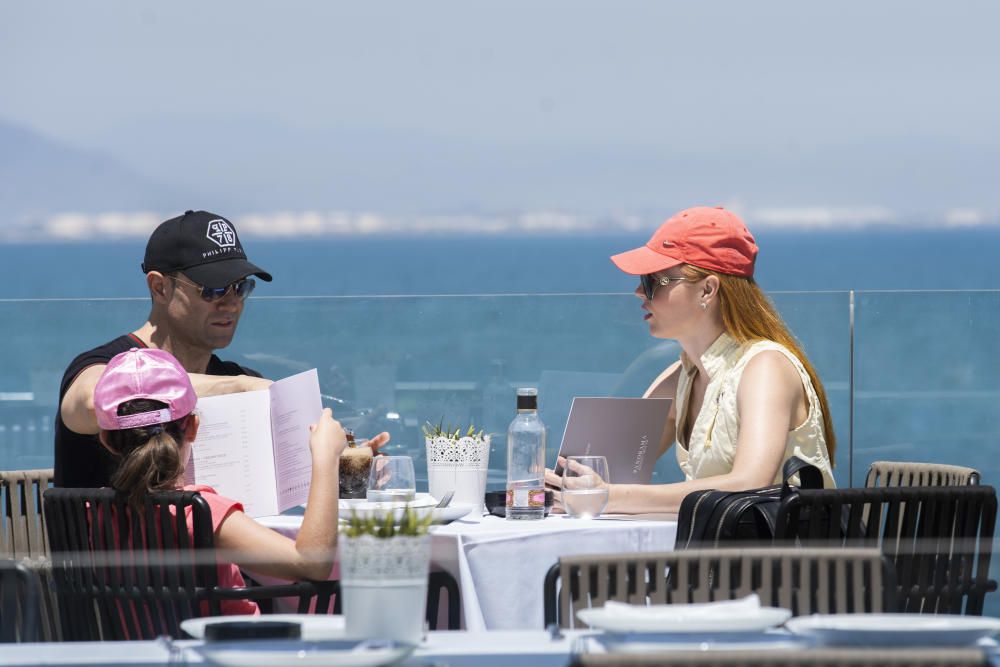 Playas y terrazas llenas en València en los primeros días de la fase 1