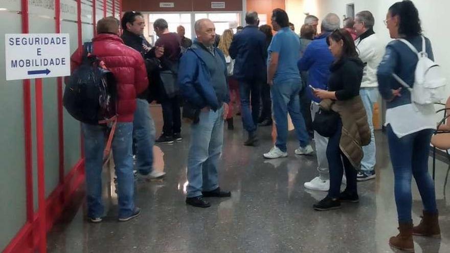 Trabajadores de la zona azul en huelga, durante el encierro en el Ayuntamiento. // FdV