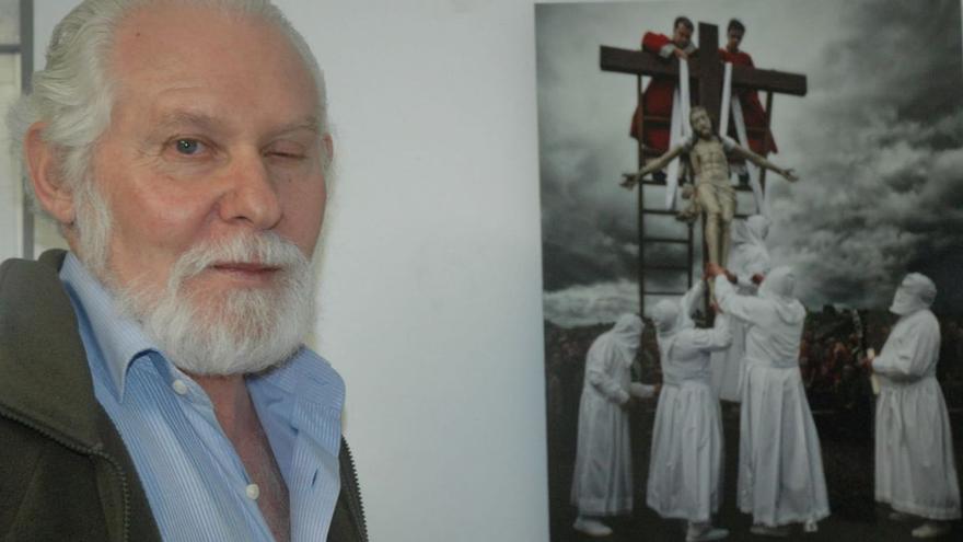 Félix Marbán junto a una de sus instantáneas sobre la procesión del Santo Entierro en Bercianos. | Chany Sebastián