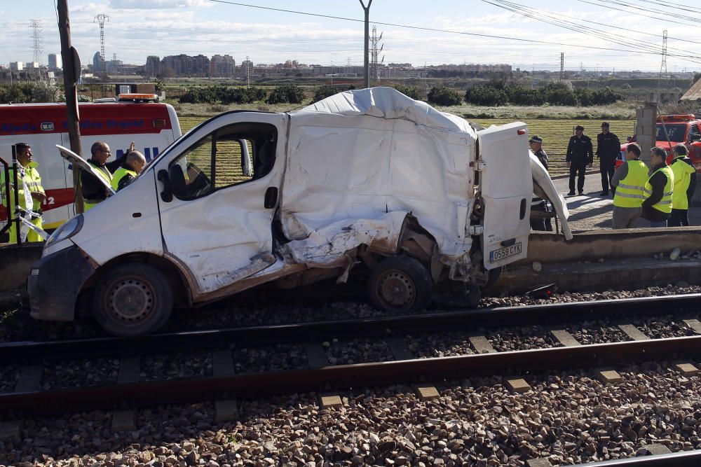 El metro arrolla una furgoneta en Paterna