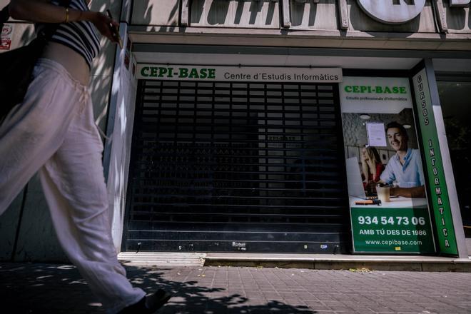 El cierre repentino de una academia en Barcelona atrapa a decenas de alumnos: No nos han devuelto el dinero