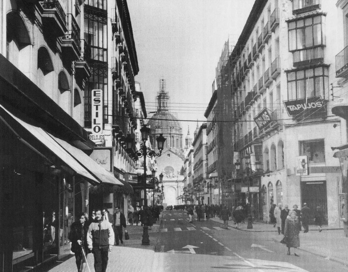 Así era la calle Alfonso cuando todavía no estaba peatonalizada en 1992.