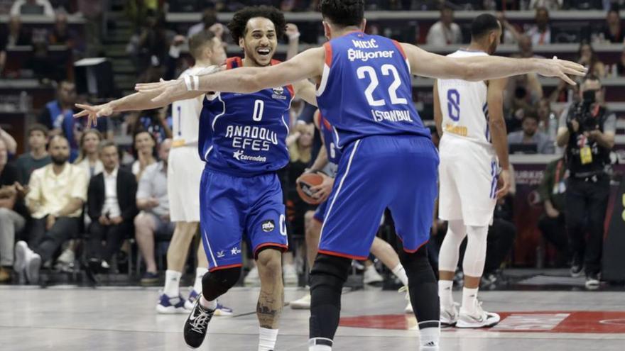 L’Anadolu Efes reté el títol per un sol punt davant d’un Madrid que bada al final