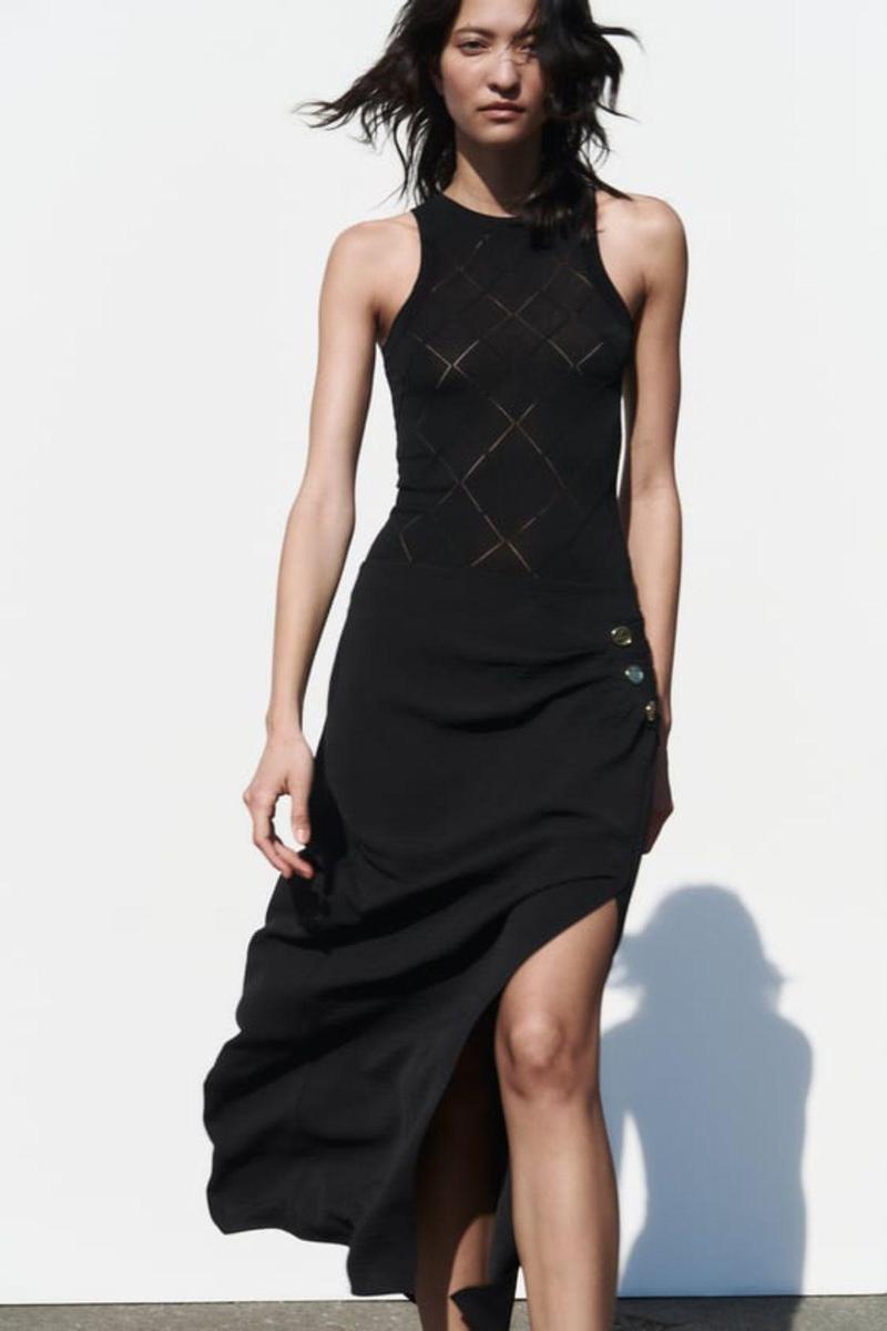 Falda negra midi de Zara
