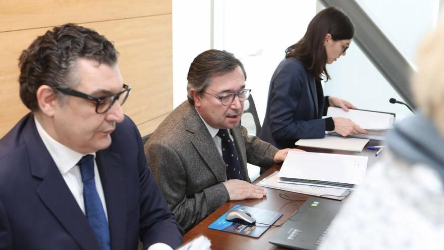 Por la izquierda, el director de El Musel, José Luis Barettino; el presidente, Laureano Lourido y la secretaria, Lucía López, al inicio de la reunión del Consejo de Administación de la Autoridad Portuaria de Gijón.