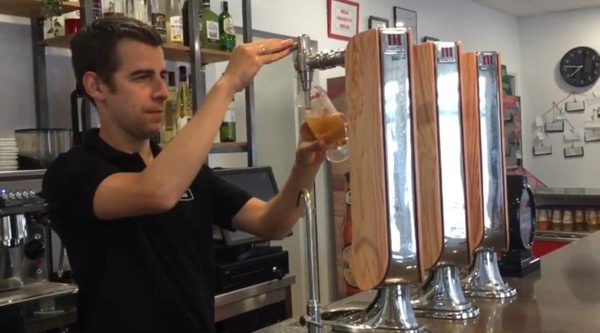 Carlos Gazapo, 'tirando' una cerveza en su cafetería.