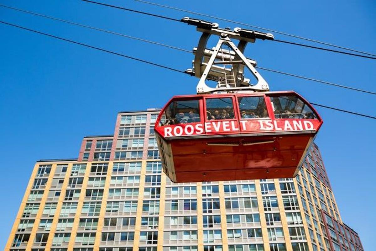 Funicular que une la gran isla de Manhattan con la pequeña isla de Roosevelt