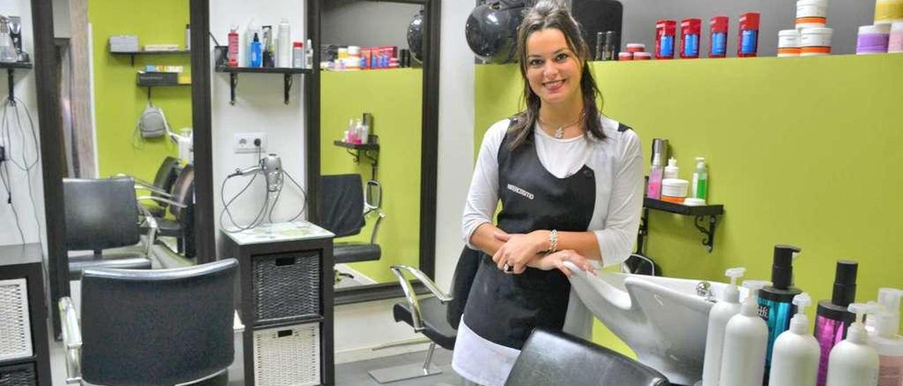 Raquel Suárez Vázquez, en el interior de su peluquería en Bárzana (Quirós).