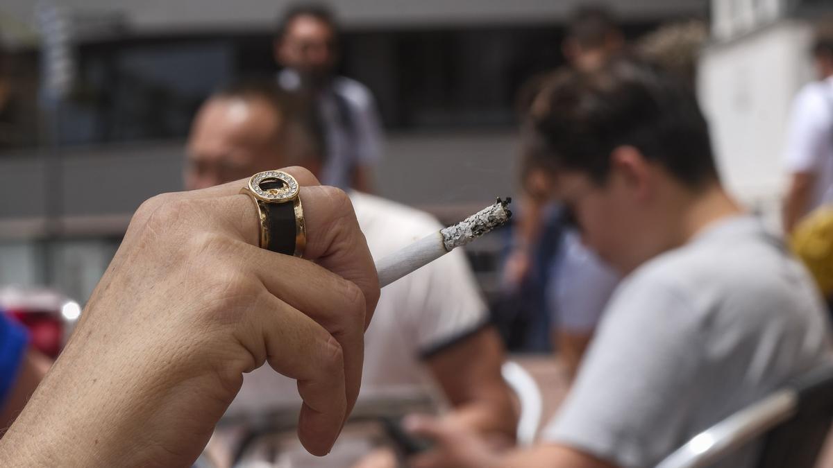 La nueva ley antitabaco promete una Canarias libre de humo: prohibido fumar en playas y terrazas y veto al consumo entre menores