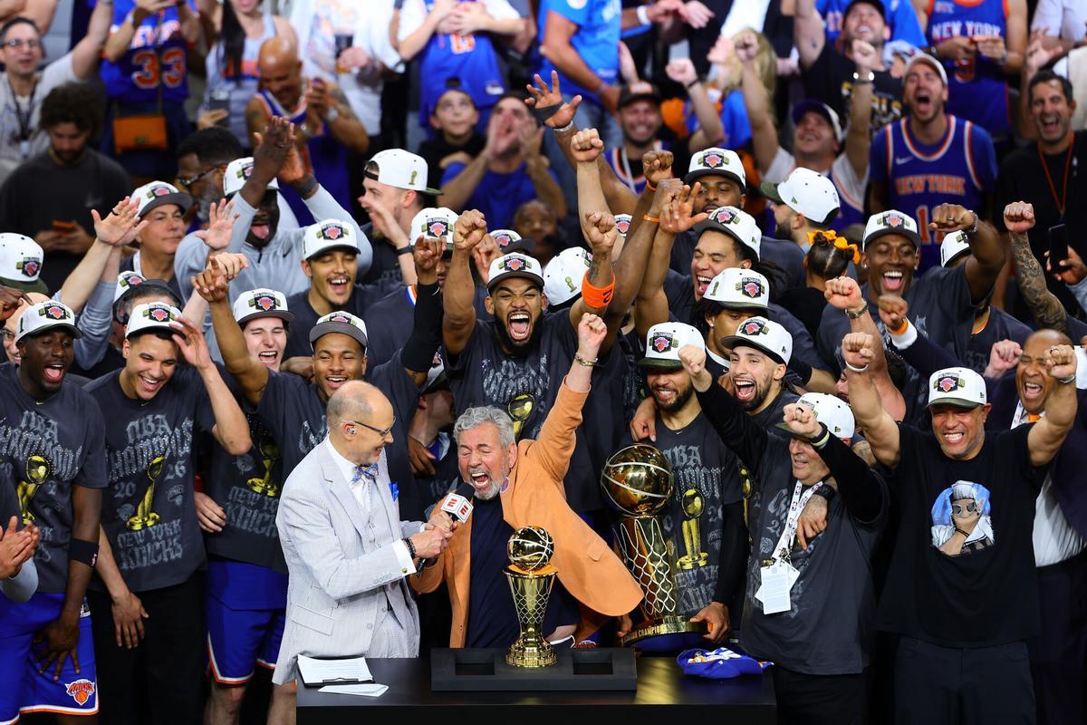 AME1151. SAN ANTONIO (ESTADOS UNIDOS), 13/06/2026.- Jugadores de los New York Knicks celebran al quedar campeones de la NBA este sábado, en el Frost Bank Center de San Antonio (Estados Unidos). EFE/ Carlos Ramírez