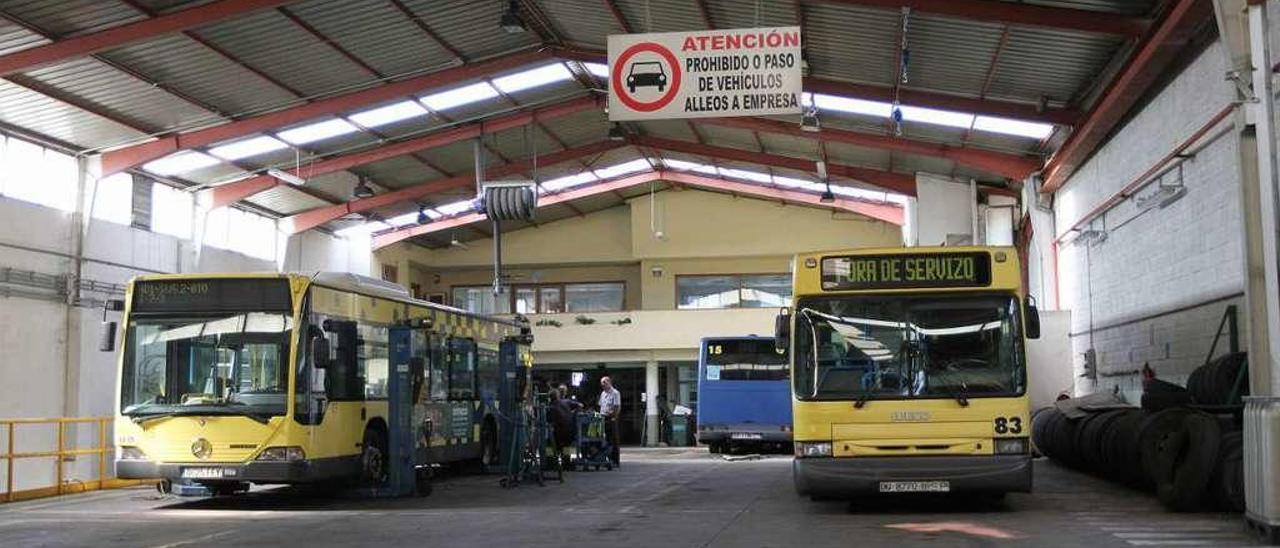 Alguno de los antiguos coches, en el depoósito de la empresa de transportes. // Iñaki Osorio