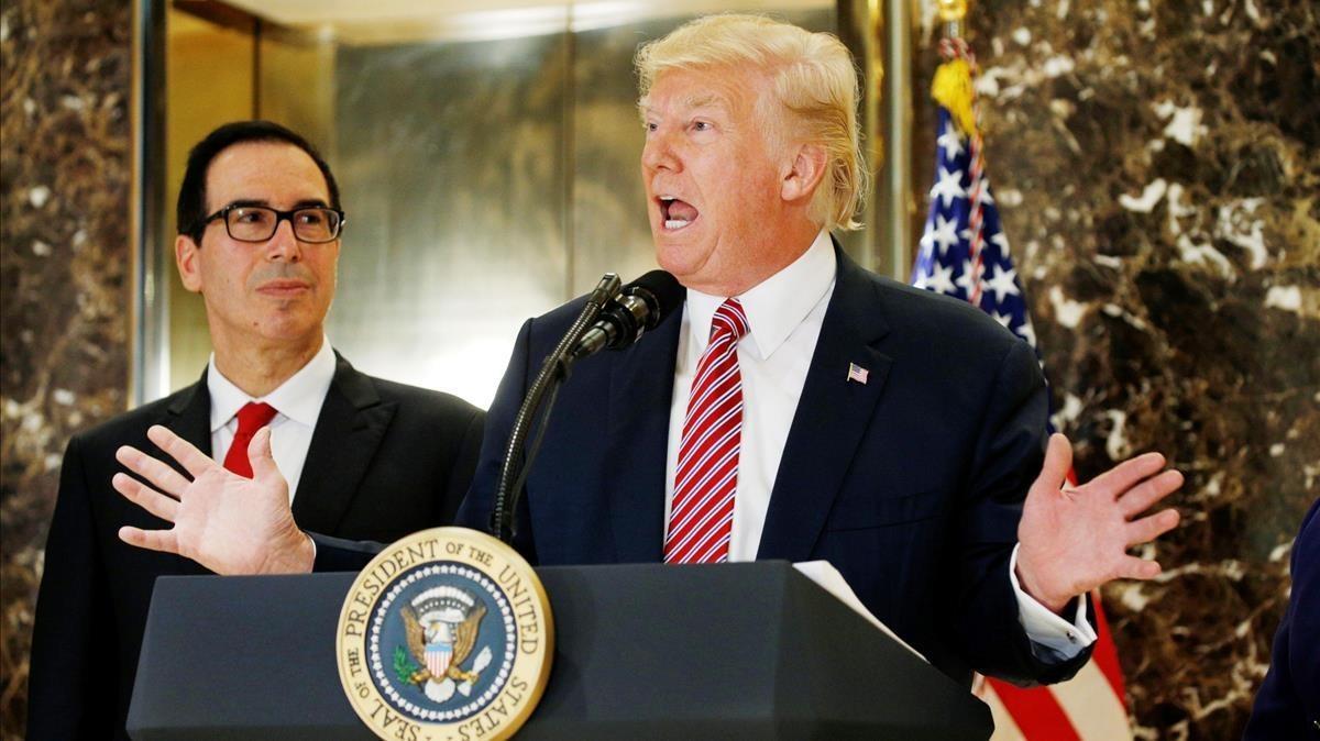 Donald Trump responde a la prensa en la entrada de la Torre Trump.