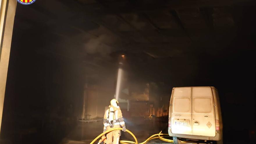 Los bomberos sofocan un incendio en una fábrica de muebles abandonada de Vallada