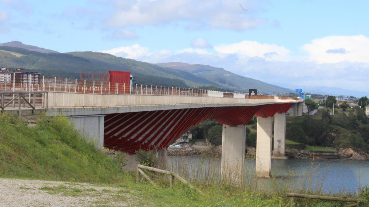 El puente de los Santos en una imagen tomada desde Castropol, con Ribadeo al fondo