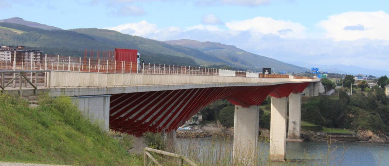 El puente de los Santos en una imagen tomada desde Castropol, con Ribadeo al fondo.