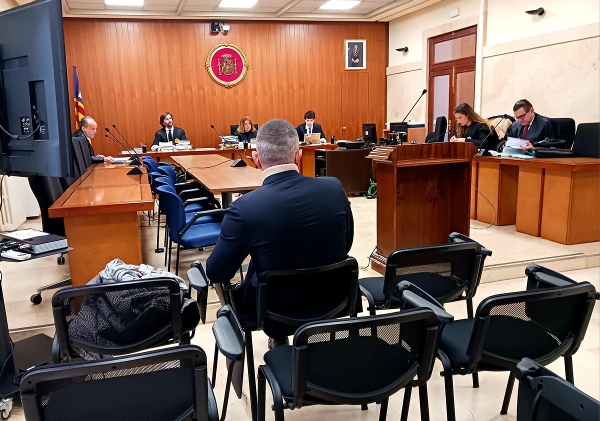 El abogado italiano acusado de apropiación indebida, ayer en la vista oral en la Audiencia de Palma.