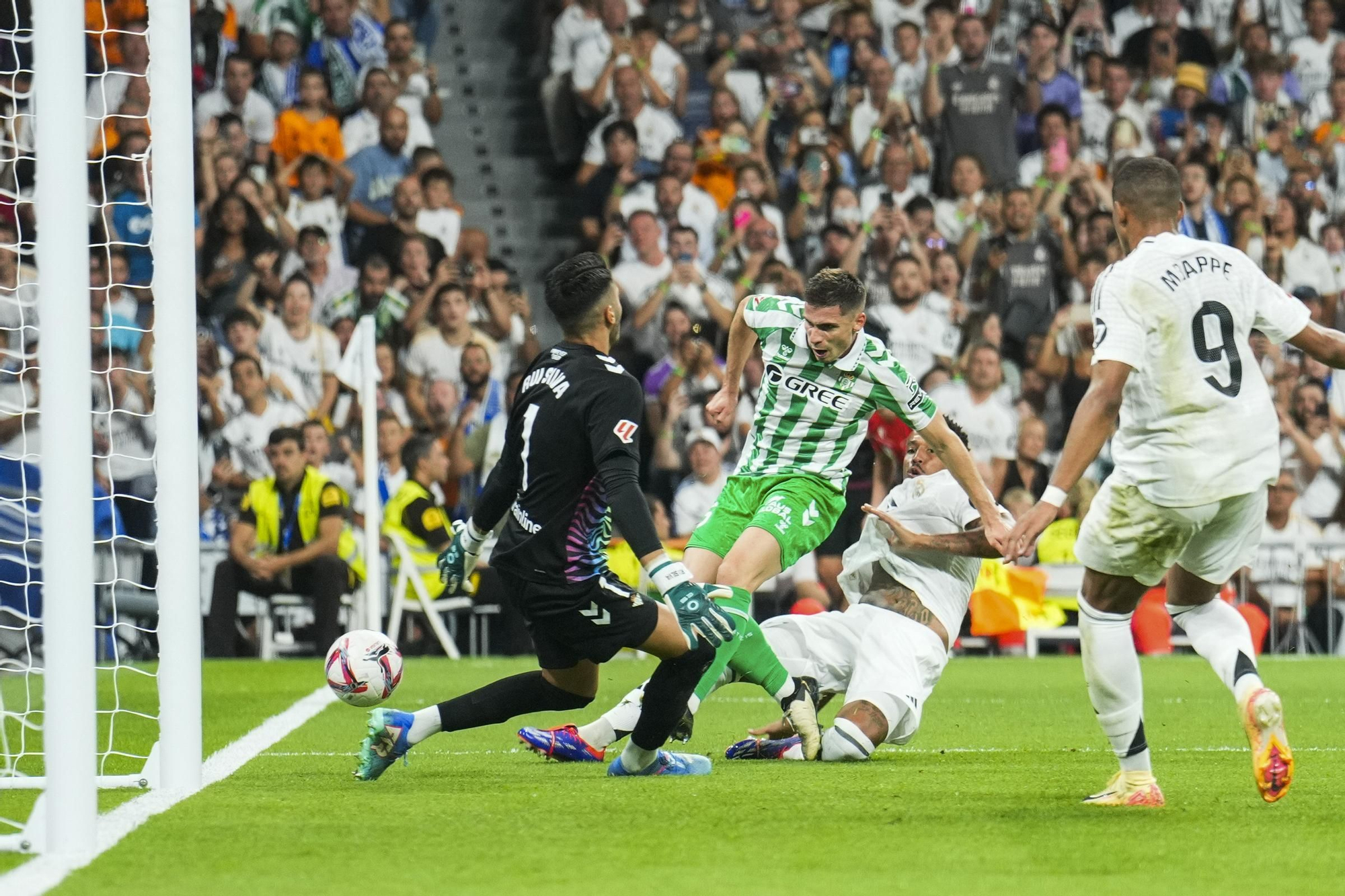 MADRID, 01/09/2024.- El defensa del Real Madrid Éder Militao (2d) intenta rematar ante Rui Silva (i), del Betis, durante el partido de la cuarta jornada de LaLiga entre el Real Madrid y el Real Betis, este domingo en el estadio Santiago Bernabéu. EFE/Borja Sánchez-Trillo