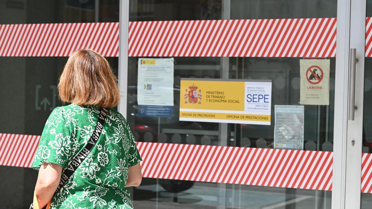 Una mujer accede a la oficina que comparten el Servicio Público de Empleo Estatal (SEPE) y el Labora en Castelló.