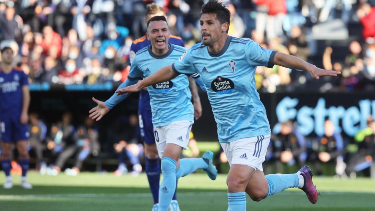 Nolito celebra el empate momentáneo anotado al comienzo de la segunda mitad. |  // ALBA VILLAR