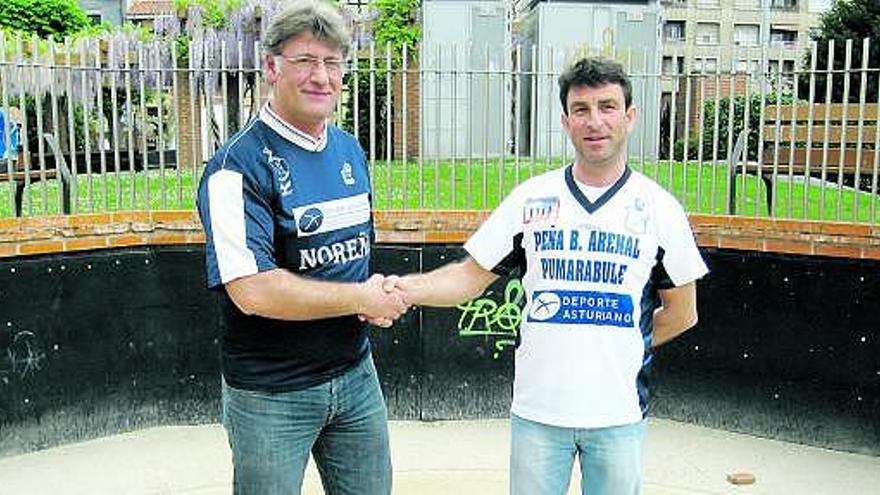 Bernardo y Manolín se dan la mano en la bolera del parque Alfonso X el Sabio.