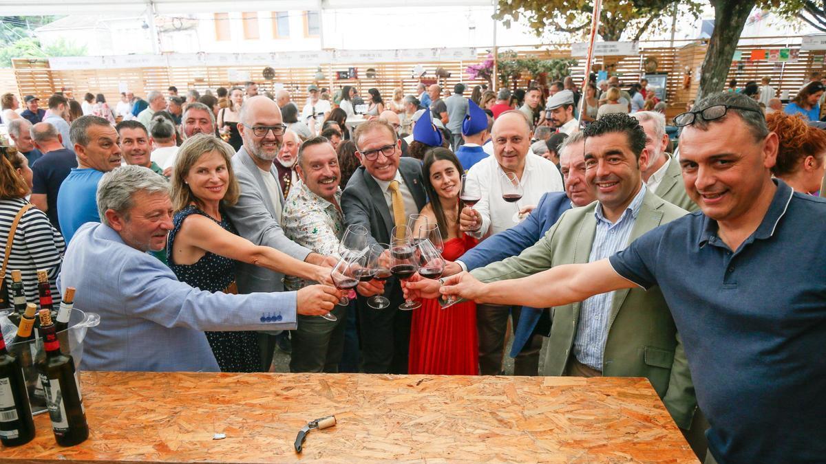 Fiestas del Vino en As Neves. Responsables políticos y vecinos acudieron a la celebración.