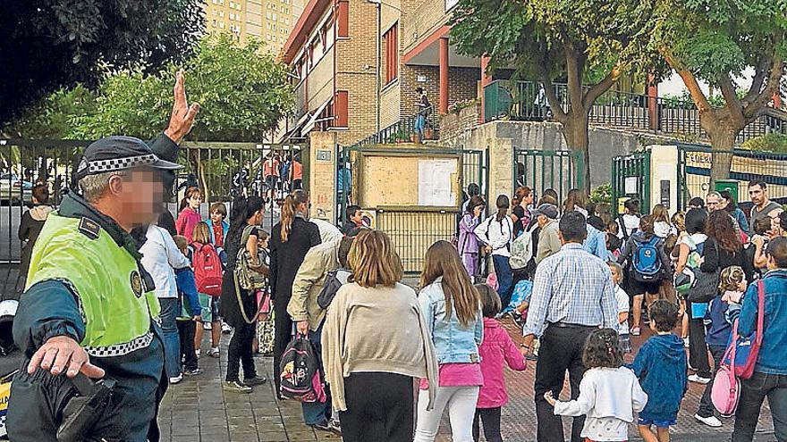 Un sindicato cuestiona que un solo agente por colegio vigile las entradas y salidas