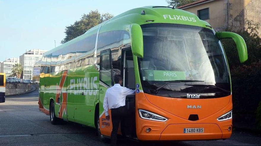 Un vehículo de Flixbus en la estación de Pontevedra. // R. V.