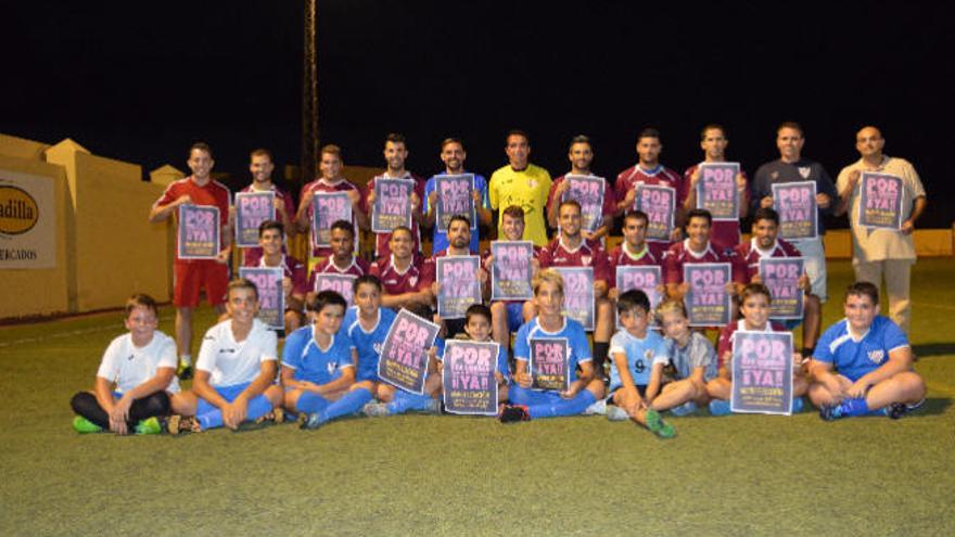 Los jugadores de La Lajita muestran carteles de la manifestación, anoche.