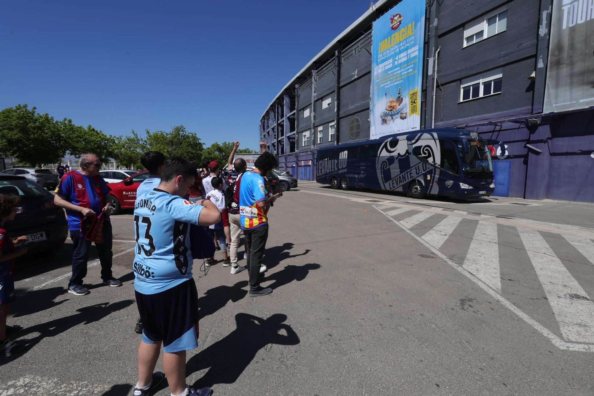 Algunos aficionados desean suerte al Levante UD antes de viajar a Buegos