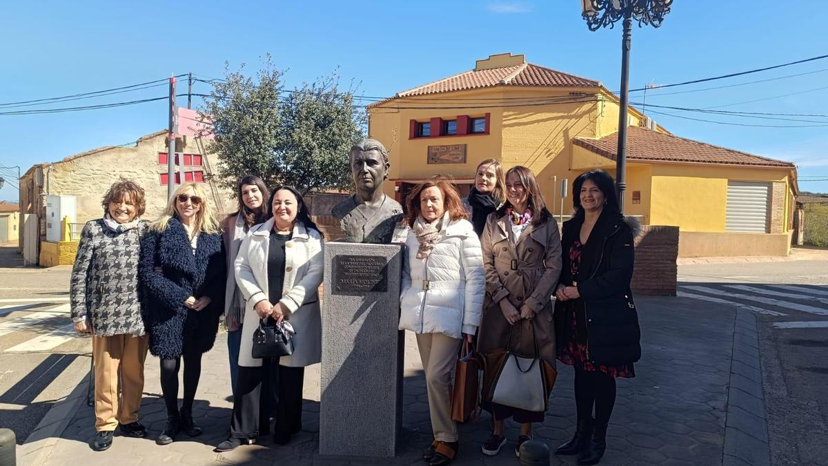 Algunos de los participantes en el homenaje a María Moliner, este domingo en Paniza, junto al busto de la lexicógrafa aragonesa.