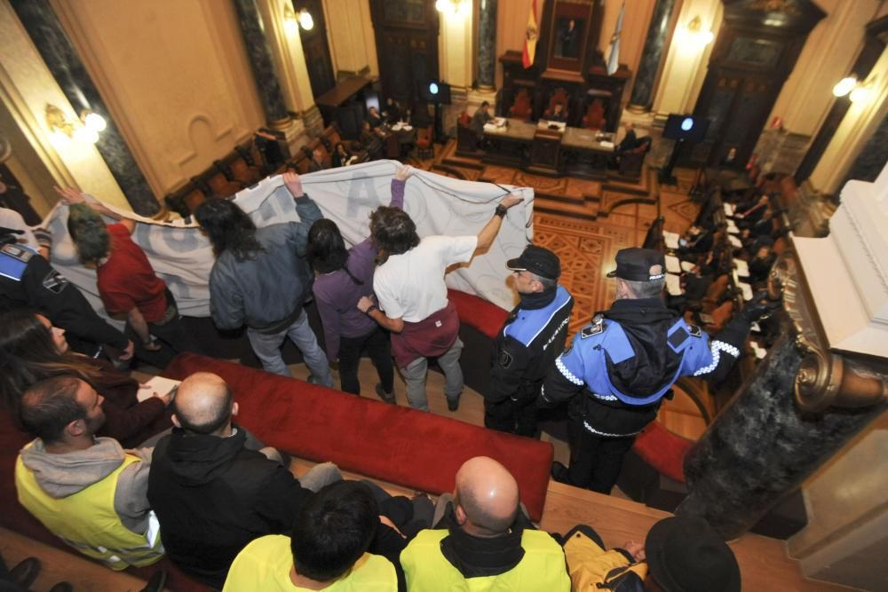 La policía desaloja a un grupo de okupas del salón de plenos que se manifestaron contra los planes del Ayuntamiento de iniciar los trabajos de rehabilitación de la Comandancia de Obras antes de julio.
