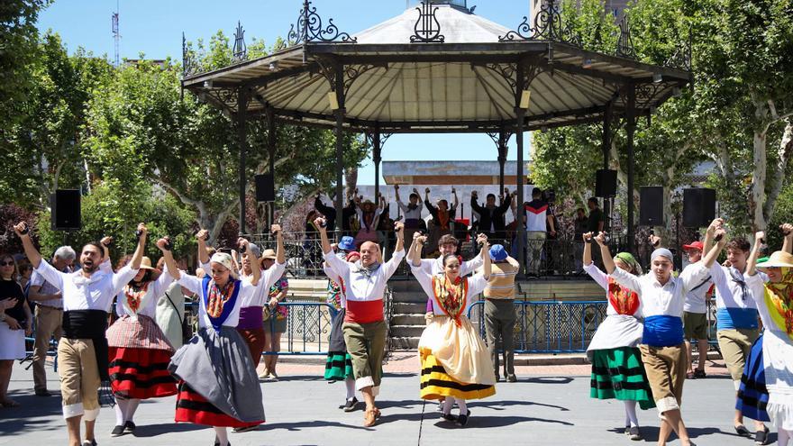 Festival Folklórico de Badajoz: así ha sido el taller de danza en San Francisco