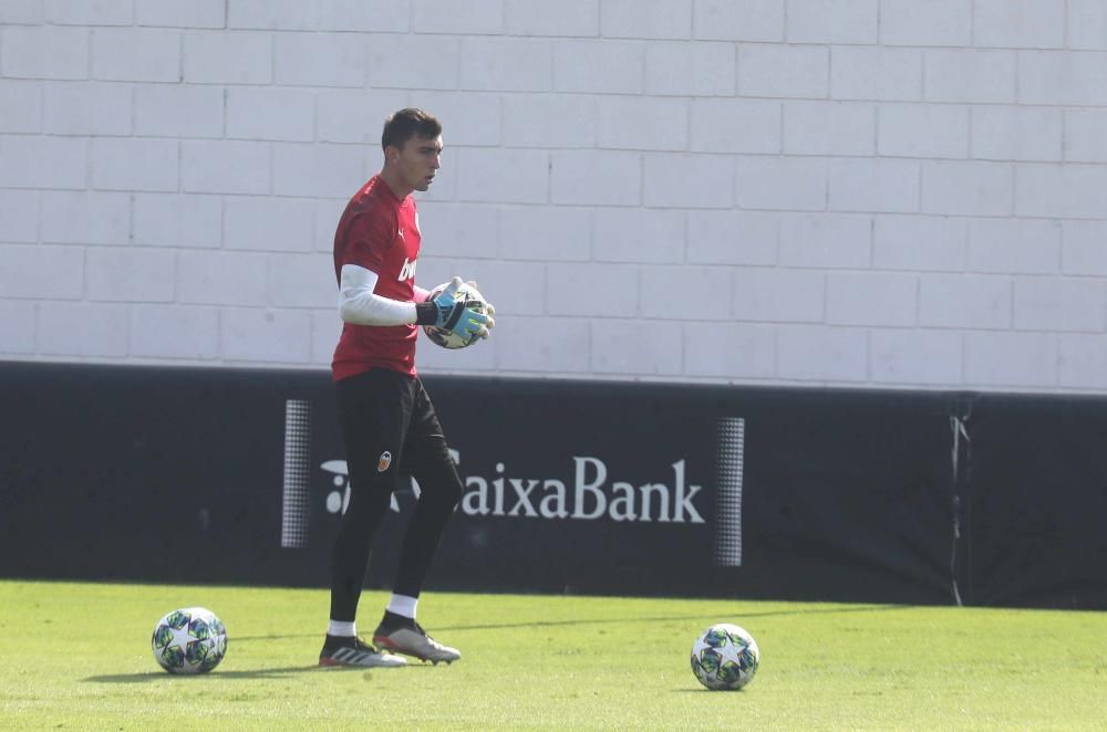 Anil Murthy, atento al entrenamiento del Valencia