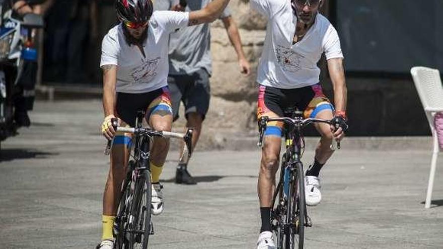 Loira y Moledo llegan a la Praza Maior de Ourense, ayer. // Brais Lorenzo