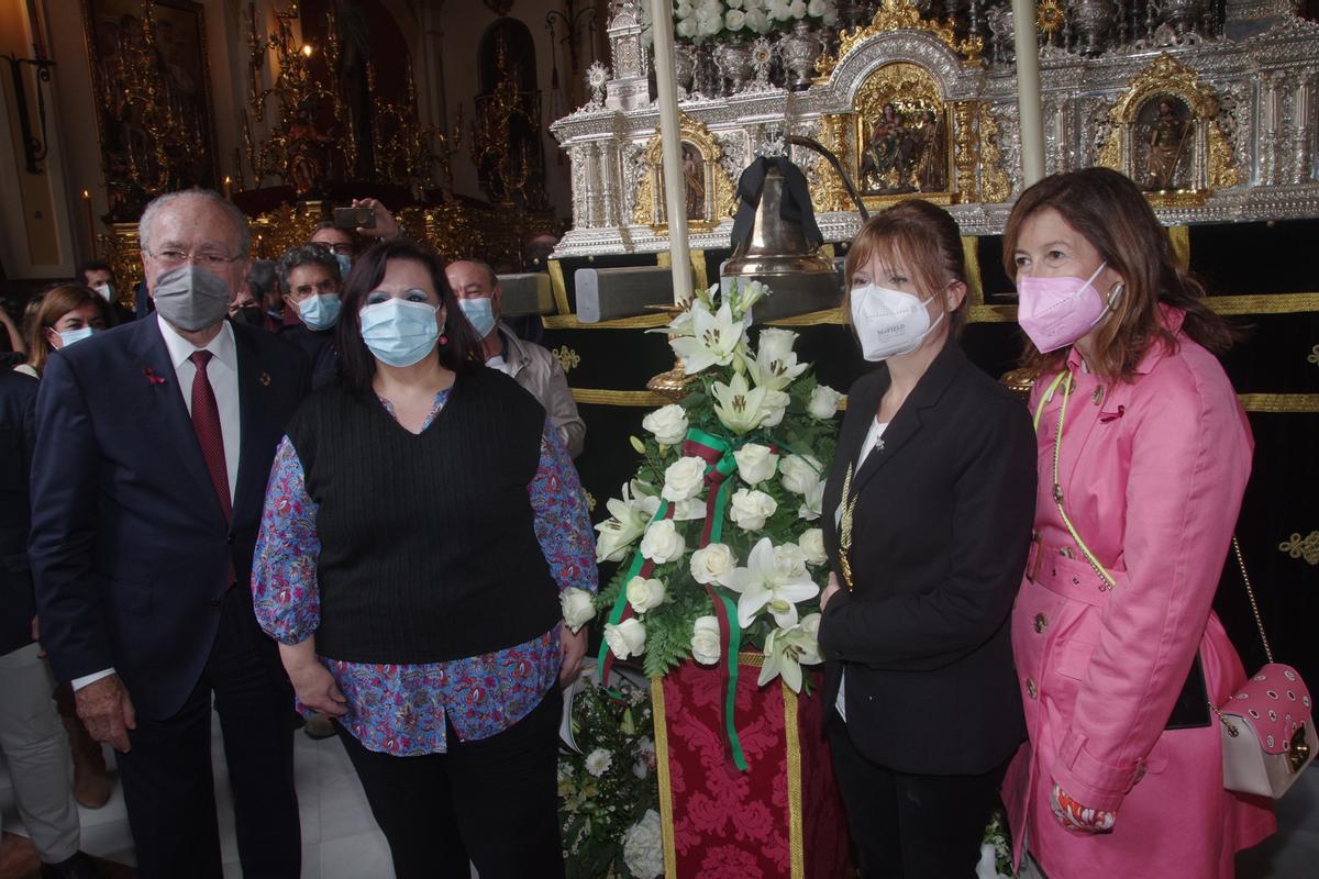 Ofrenda floral de representantes municipales a la Vigen de las Penas.