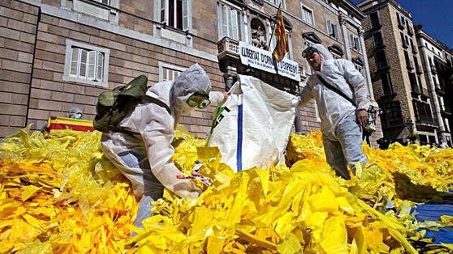 Activistes contraris a la independència aboquen llaços a la Generalitat