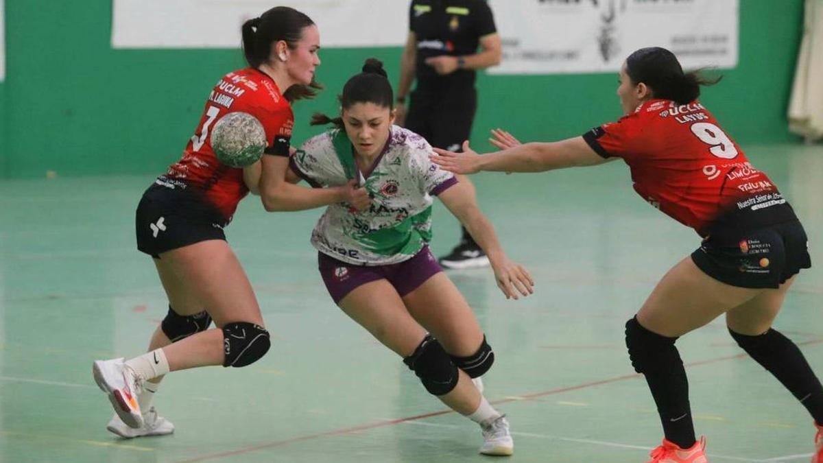 Lucía Vacas controla el balón en un partido del Adesal.