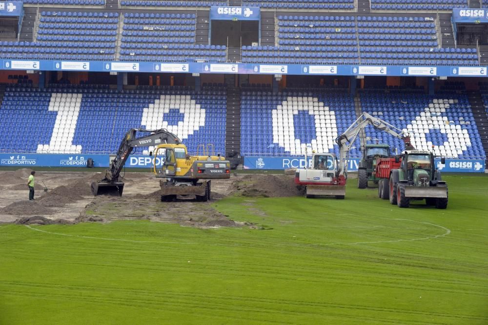 Riazor renueva su césped