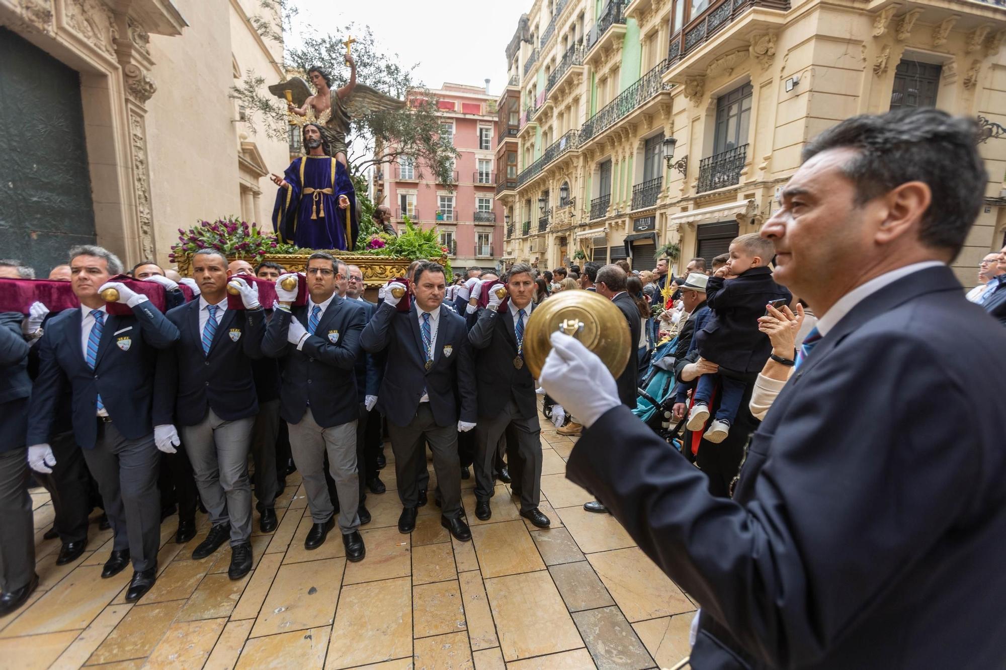 Miles de personas abarrotan el centro de la ciudad de Alicante para celebrar el Domingo de Ramos