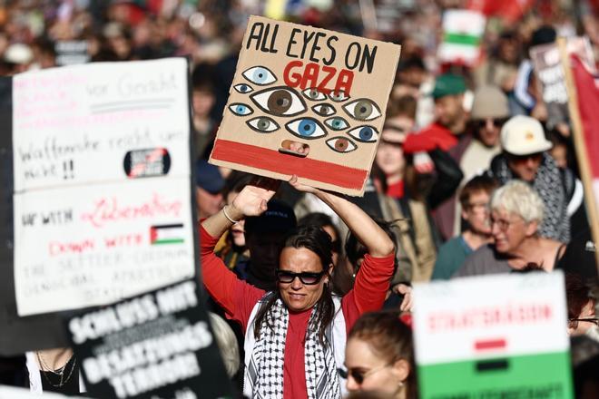 People protest against Israel during a mass demonstration called All Eyes on Gaza in support of Palestinians in Berlin, Germany, Saturday, Sept. 27, 2025. (AP Photo/Christoph Soeder). EDITORIAL USE ONLY/ONLY ITALY AND SPAIN