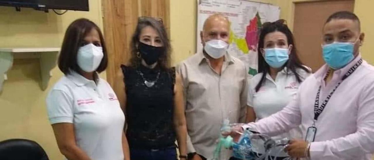 Por la izquierda, una trabajadora del hospital; la presidenta de la Fundación Nueva Mujer Margarita, Cristina Conti; Elesban Gómez, director regional de salud; Magaly Guedez, directora de la fundación, y Pedro Mila, director regional de la red hospitalaria, en el hospital de Nueva Esparta, con los respiradores noreñenses. | R. A. I.