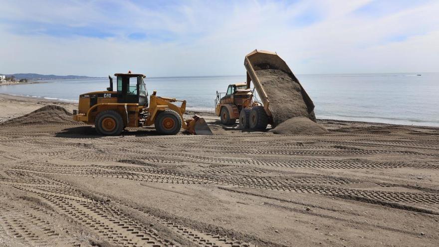 Maquinaria pesada realiza labores de mejora en la playa de San Pedro.