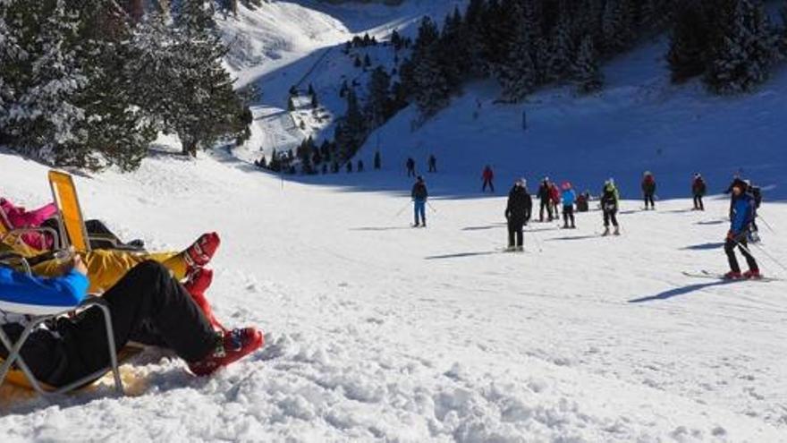 Diversos esquiadors gaudint del sol i la neu a l&#039;estació d&#039;esquí Masella.