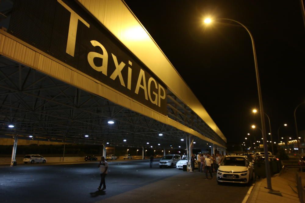 Los taxistas se han concentrado en el aeropuerto.